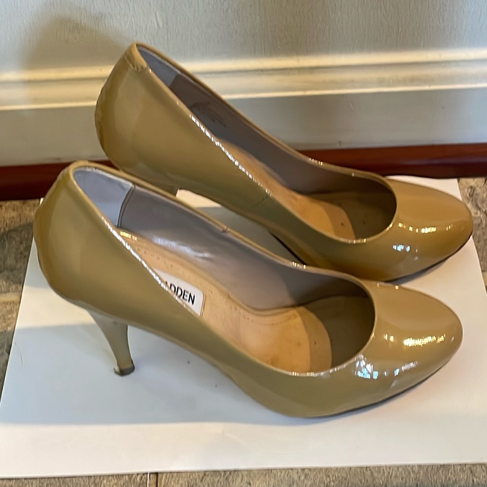 Steve Madden patent beige pumps